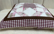 Carregar imagem no visualizador da galeria, Patchwork Kissenhülle, Landhausstil Kissenbezug, beige/altrosa/rot 40x40cm.