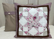 Carregar imagem no visualizador da galeria, Patchwork Kissenhülle, Landhausstil Kissenbezug, beige/altrosa/rot 40x40cm.
