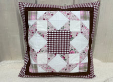 Carregar imagem no visualizador da galeria, Patchwork Kissenhülle, Landhausstil Kissenbezug, beige/altrosa/rot 40x40cm.