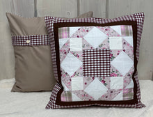 Carregar imagem no visualizador da galeria, Patchwork Kissenhülle, Landhausstil Kissenbezug, beige/altrosa/rot 40x40cm.