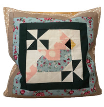 Carregar imagem no visualizador da galeria, Patchwork Kissenhülle, Landhausstil Kissenbezug, Vogel
