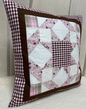 Carregar imagem no visualizador da galeria, Patchwork Kissenhülle, Landhausstil Kissenbezug, beige/altrosa/rot 40x40cm.