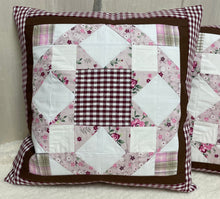 Carregar imagem no visualizador da galeria, Patchwork Kissenhülle, Landhausstil Kissenbezug, beige/altrosa/rot 40x40cm.