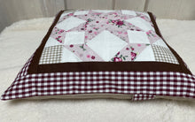 Carregar imagem no visualizador da galeria, Patchwork Kissenhülle, Landhausstil Kissenbezug, beige/altrosa/rot 40x40cm.