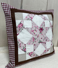 Carregar imagem no visualizador da galeria, Patchwork Kissenhülle, Landhausstil Kissenbezug, beige/altrosa/rot 40x40cm.