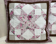 Carregar imagem no visualizador da galeria, Patchwork Kissenhülle, Landhausstil Kissenbezug, beige/altrosa/rot 40x40cm.