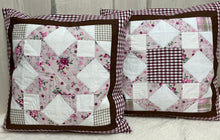 Carregar imagem no visualizador da galeria, Patchwork Kissenhülle, Landhausstil Kissenbezug, beige/altrosa/rot 40x40cm.