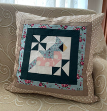 Carregar imagem no visualizador da galeria, Patchwork Kissenhülle, Landhausstil Kissenbezug, Vogel