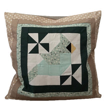 Lade das Bild in den Galerie-Viewer, Patchwork Kissenhülle, Landhausstil Kissenbezug, mint/beige/weiß