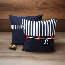 Cargar imagen en el visor de la galería, Maritime Kissenhülle, Landhausstil Dekokissen Seemannsknoten blau/weiß gestreift
