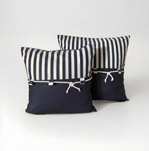 Cargar imagen en el visor de la galería, Maritime Kissenhülle, Landhausstil Dekokissen Seemannsknoten blau/weiß gestreift