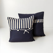 Cargar imagen en el visor de la galería, Maritime Kissenhülle, Landhausstil Dekokissen Seemannsknoten blau/weiß gestreift