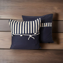 Cargar imagen en el visor de la galería, Maritime Kissenhülle, Landhausstil Dekokissen Seemannsknoten blau/weiß gestreift