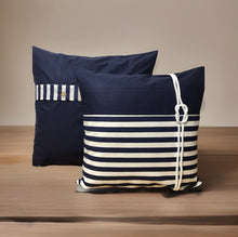 Cargar imagen en el visor de la galería, Maritime Kissenhülle, Landhausstil Dekokissen Seemannsknoten blau/weiß gestreift