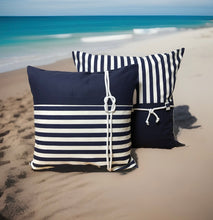 Cargar imagen en el visor de la galería, Maritime Kissenhülle, Landhausstil Dekokissen Seemannsknoten blau/weiß gestreift