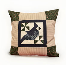 Lade das Bild in den Galerie-Viewer, Patchwork Kissenhülle, Landhausstil Kissenbezug,Vogel, beige/blau/grün/braun