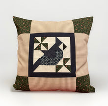 Lade das Bild in den Galerie-Viewer, Patchwork Kissenhülle, Landhausstil Kissenbezug,Vogel, beige/blau/grün/braun