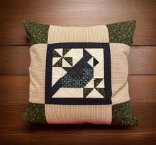 Lade das Bild in den Galerie-Viewer, Patchwork Kissenhülle, Landhausstil Kissenbezug,Vogel, beige/blau/grün/braun