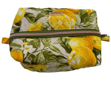 Cargar imagen en el visor de la galería, Handgefertigte Kosmetiktasche (Boxie Bag) Lemon