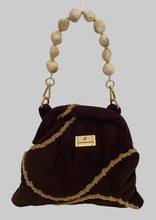 Carregar imagem no visualizador da galeria, Handgefertigte Clutch in Samt mit marmorierter Kunststoffperlenkette