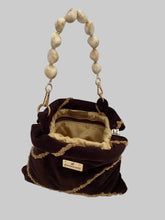 Carregar imagem no visualizador da galeria, Handgefertigte Clutch in Samt mit marmorierter Kunststoffperlenkette