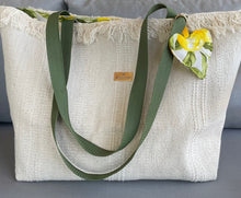 Загрузить изображение в средство просмотра галереи, Handgefertigte Strandtasche in beige, mit einem sehr schönen Innenstoff Lemon