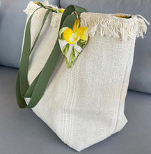 Загрузить изображение в средство просмотра галереи, Handgefertigte Strandtasche in beige, mit einem sehr schönen Innenstoff Lemon