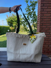 Загрузить изображение в средство просмотра галереи, Handgefertigte Strandtasche in beige, mit einem sehr schönen Innenstoff Lemon