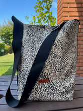 Загрузить изображение в средство просмотра галереи, Handgefertigte Tasche in Animalprint schwarz-weiß
