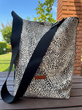 Загрузить изображение в средство просмотра галереи, Handgefertigte Tasche in Animalprint schwarz-weiß
