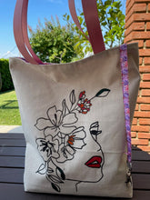 Загрузить изображение в средство просмотра галереи, Handgefertigter und handbemalter Shopper Blumenfrau