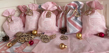 Lade das Bild in den Galerie-Viewer, Adventskalender,Landhausstil Adventskalender zum Befüllen, 24 Säckchen zum Advent , Adventskalender Zahlen aus Holz, rosa /grau