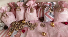Lade das Bild in den Galerie-Viewer, Adventskalender,Landhausstil Adventskalender zum Befüllen, 24 Säckchen zum Advent , Adventskalender Zahlen aus Holz, rosa /grau