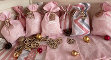 Lade das Bild in den Galerie-Viewer, Adventskalender,Landhausstil Adventskalender zum Befüllen, 24 Säckchen zum Advent , Adventskalender Zahlen aus Holz, rosa /grau