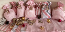 Lade das Bild in den Galerie-Viewer, Adventskalender,Landhausstil Adventskalender zum Befüllen, 24 Säckchen zum Advent , Adventskalender Zahlen aus Holz, rosa /grau