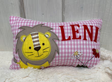 Carregar imagem no visualizador da galeria, Namenskissen, Kuschelkissen, Kissen Geburt, Kinderkissen, Löwe 20x30cm.