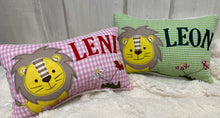 Carregar imagem no visualizador da galeria, Namenskissen, Kuschelkissen, Kissen Geburt, Kinderkissen, Löwe 20x30cm.