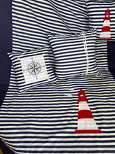 Загрузить изображение в средство просмотра галереи, Maritime Patchwork Decke, Tagesdecke, Kinderdecke, Bettüberwurf, blau/weiß 130cm x 200cm