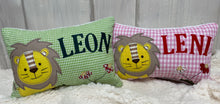 Carregar imagem no visualizador da galeria, Namenskissen, Kuschelkissen, Kissen Geburt, Kinderkissen, Löwe 20x30cm.