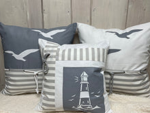 Lade das Bild in den Galerie-Viewer, Maritime Kissenhülle, Kissenbezug, Landhausstil Kissen * Leuchtturm * weiß/grau