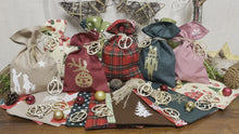 Laden und Abspielen von Videos im Galerie-Viewer, Adventskalender,Landhausstil Adventskalender zum Befüllen, 24 Säckchen zum Advent , Adventskalender Zahlen aus Holz, rot/beige/grün