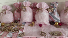 Laden und Abspielen von Videos im Galerie-Viewer, Adventskalender,Landhausstil Adventskalender zum Befüllen, 24 Säckchen zum Advent , Adventskalender Zahlen aus Holz, rosa /grau