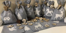 Lade das Bild in den Galerie-Viewer, Adventskalender,Landhausstil Adventskalender, Adventskalender  Säckchen zum befüllen, 24 Stoff Säckchen * grau/weiß