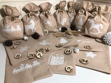 Lade das Bild in den Galerie-Viewer, Adventskalender,Landhausstil Adventskalender zum befüllen, 24 Säckchen zum Advent, Adventskalender Zahlen aus Holz, beige/weiß