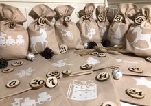 Lade das Bild in den Galerie-Viewer, Adventskalender,Landhausstil Adventskalender zum befüllen, 24 Säckchen zum Advent, Adventskalender Zahlen aus Holz, beige/weiß