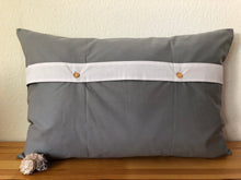Lade das Bild in den Galerie-Viewer, Maritime Kissenhülle, Kissenbezug, Landhausstil Kissen * Ahoi * grau/weiß 40x60cm.