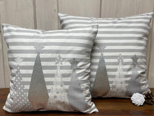 Lade das Bild in den Galerie-Viewer, Weihnachtliche Landhausstil Kissenhülle * Kissenbezug * Dekokissen * Weihnachten *grau/weiß gestreift
