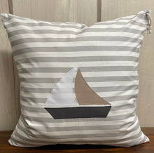 Lade das Bild in den Galerie-Viewer, Maritime Kissenhülle, Kissenbezug, Landhausstil Kissen * Segelboot * grau/weiß/beige