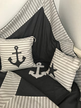 Charger l'image dans la galerie, Maritime Patchwork Decke, Tagesdecke, Kinderdecke, Bettüberwurf 130cm x 200cm grau/weiß gestreift