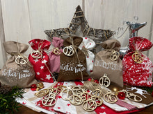 Lade das Bild in den Galerie-Viewer, Adventskalender,Landhausstil Adventskalender zum Befüllen, 24 Säckchen zum Advent , Adventskalender Zahlen aus Holz, rot/braun